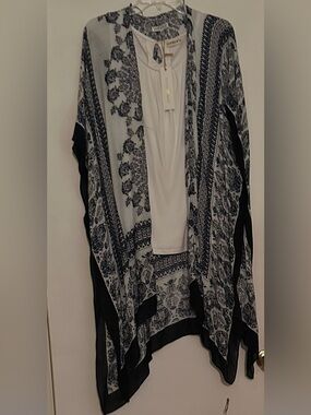 Woven Heart Navy and White Floral Border Kimono